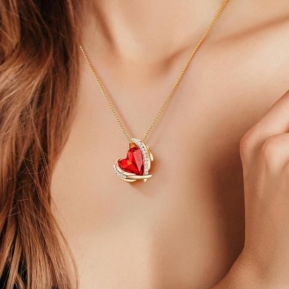 NWOT Love Heart Pendant Necklace